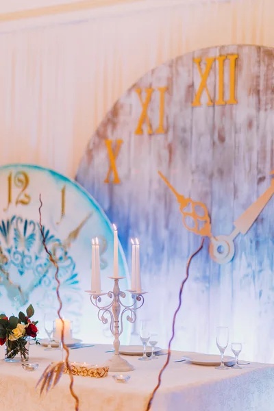 Mesa de casamento criativa com bolo e velas. Fundo branco — Fotografia de Stock