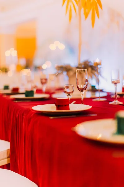 Luxuriöser Hochzeitstisch mit roter Tischdecke — Stockfoto