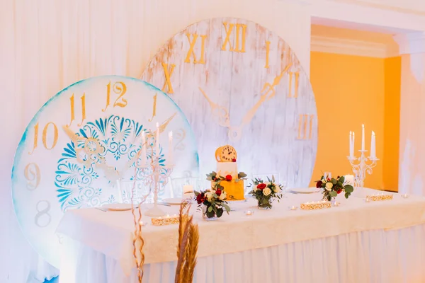 Schöner Hochzeitstisch mit Blumen dekoriert. Hochzeitstorte. Süßigkeiten — Stockfoto