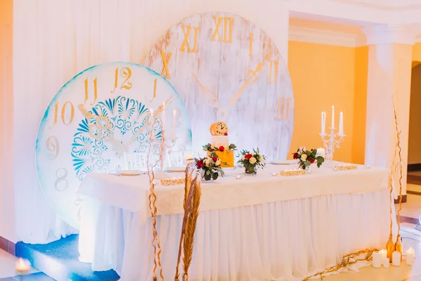 Schöner Hochzeitstisch mit Blumen dekoriert. Hochzeitstorte. Süßigkeiten — Stockfoto