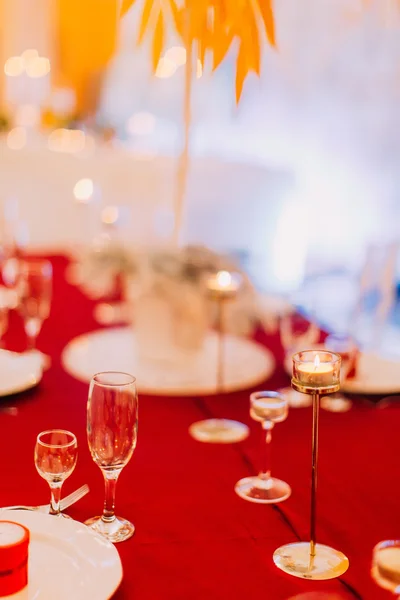 Luxuriöser Hochzeitstisch mit roter Tischdecke. Hochzeitsfeier — Stockfoto