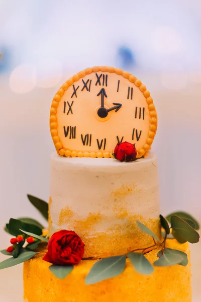 Düğün pastası saatler ile dekore edilmiş ve çiçekler yakın çekim — Stok fotoğraf