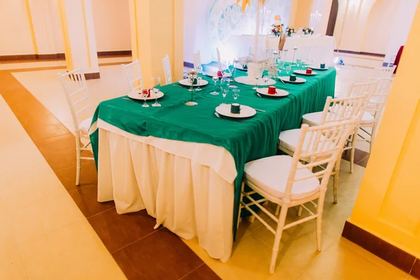 Hochzeitstisch mit grüner Tischdecke. Feier in luxuriösem Restaurant. — Stockfoto