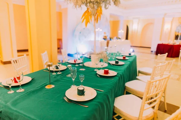 Mesa de boda con mantel verde. Celebración en lujoso restaurante . — Foto de Stock