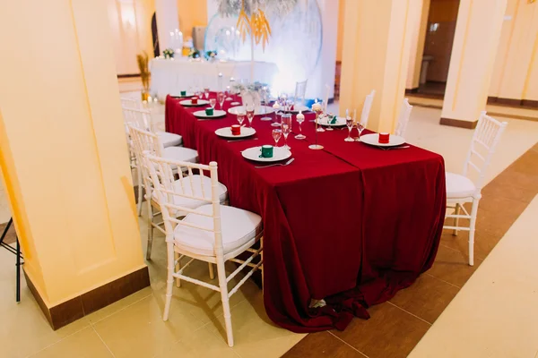 Mesa de casamento luxuosa com toalha de mesa vermelha. Celebração do casamento — Fotografia de Stock