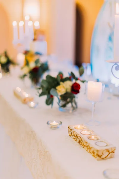Mesa de boda blanca decorada con flores y velas listas para los huéspedes. Celebración de boda — Foto de Stock