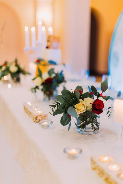 Білий весільний стіл, прикрашений квітами і свічками, готовий для гостей. Святкування весілля — стокове фото