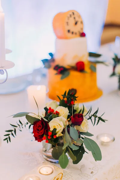 Kytice červených a bílých růží na svatební stůl zblízka — Stock fotografie