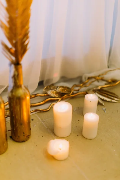 Candles on the floor close up. Details of wedding decorations — Stock Photo, Image