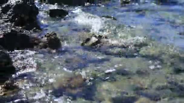 Agua limpia en el mar de cerca — Vídeos de Stock