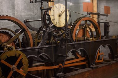 Tekerlekler ve jantlar ile eski vintage saat yakın çekim