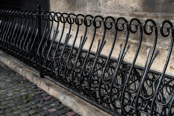 Μαύρο πλαστά φράχτη στο παλιό μνημείο. Αρχαία πόλη αρχιτεκτονική — Φωτογραφία Αρχείου