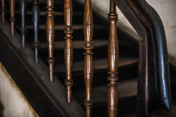 Старі дерев'яні сходи крупним планом. Старовинна архітектура — стокове фото