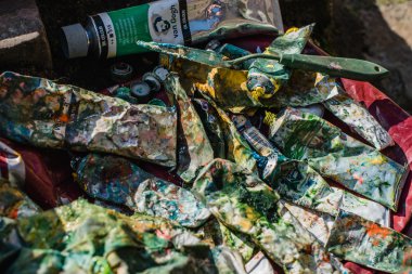 Eski borular boya farklı renklerle yakın çekim