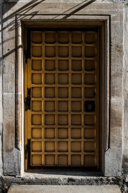 Eski vintage kapı taş evde. Paris mimari