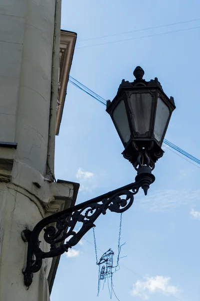 花岗岩墙上的复古灯笼。巴黎建筑 — 图库照片