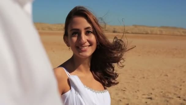 Bella sposa bruna nel deserto con il suo sposo. Luna di miele — Video Stock