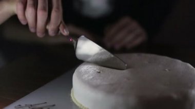 Gelin kesim düğün pastası yakın çekim