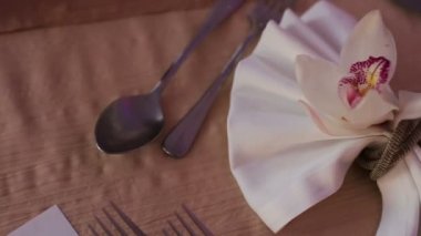 Çok güzel bir şekilde dekore edilmiş düğün tablo orkide, tabak ve peçeteler