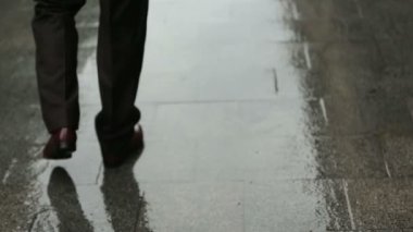 İnsan yağmurlu Londra sokaklarında yakın çekim üzerinde yürüyor