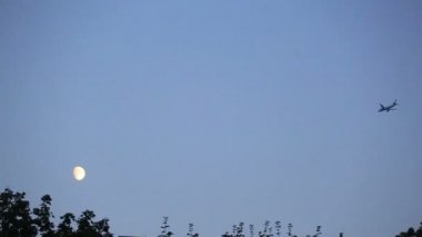 Countrside üzerinde uçan bir uçak. akşam