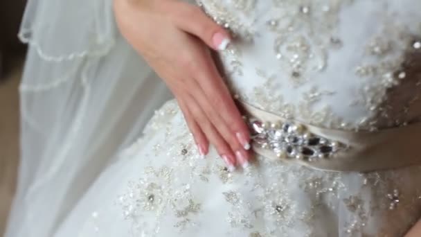 Bella sposa toccare il suo abito da sposa in pizzo da vicino — Video Stock