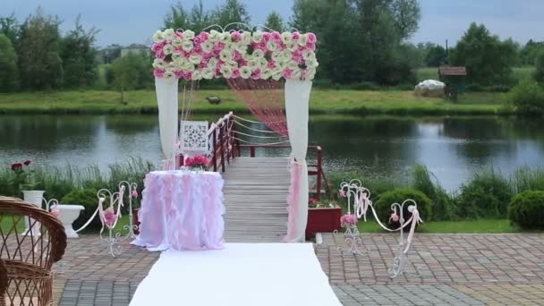 Arc de mariage de fleurs près du lac — Video