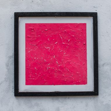 Pembe kare beyaz duvarda asılı çerçeve içinde. Modern Sanat