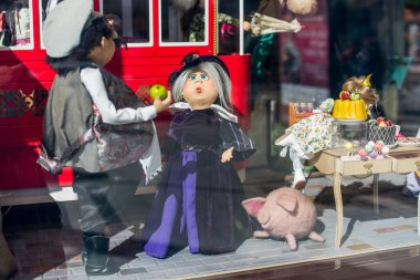 Çocuk mağaza vitrin. Ön plan üzerinde ilginç oyuncak bebek