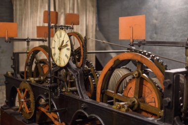 Tekerlekler ve jantlar ile eski vintage saat yakın çekim