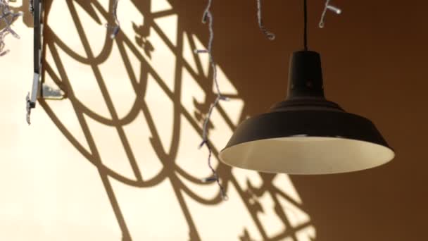 Vieille lanterne sur un mur de pierre balançant dans le vent — Video