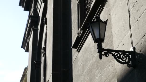 Drie lampen van straatverlichting zijn bevestigd aan de muur van het oude gebouw in Tallinn, Estland. — Stockvideo