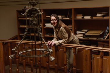 Güzel genç şık Bayan vintage kütüphanede