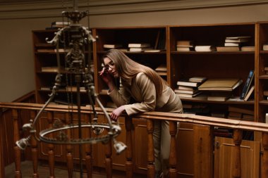 Güzel genç şık Bayan vintage kütüphanede