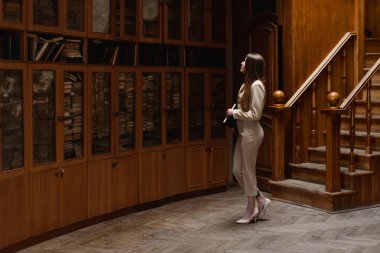 Güzel şık Bayan kitap okumak için seçin. Vintage Kütüphane