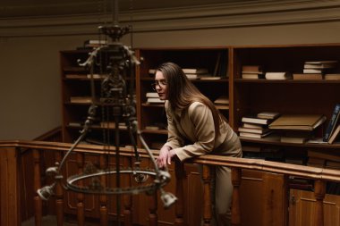 Güzel genç şık Bayan vintage kütüphanede