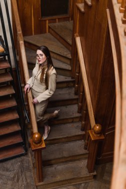 Takım elbise wallks alt katta güzel şık Bayan