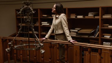 Güzel genç şık Bayan vintage kütüphanede