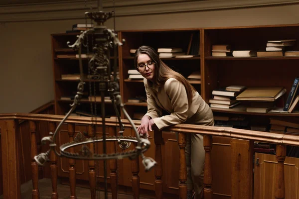 Güzel genç şık Bayan vintage kütüphanede