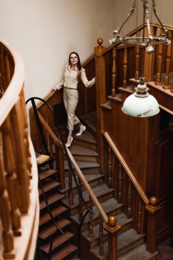 Takım elbise wallks alt katta güzel şık Bayan