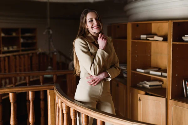 Bonita jovem senhora elegante posando na biblioteca vintage — Fotografia de Stock