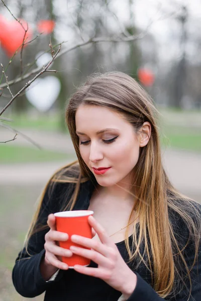 Retrato de menina bonita e elegante bebendo café no parque — Fotografia de Stock