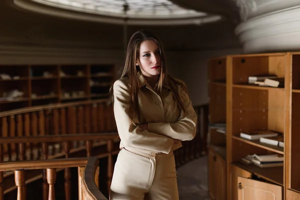 Krásná mladá dáma stylový pózuje v knihovně vinobraní — Stock fotografie