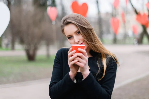 Retrato de menina bonita e elegante bebendo café no parque — Fotografia de Stock