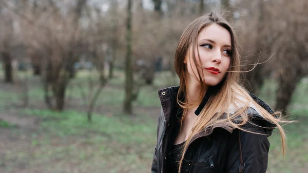 parkta genç şık kız portresi