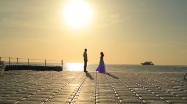 Mutlu gelin ve damat yat. Mısır'daki günbatımı