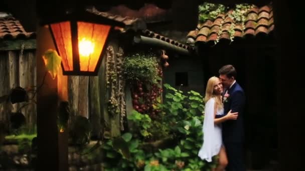 Casal feliz na alcova de madeira em madeiras de Montenegro, Budva — Vídeo de Stock