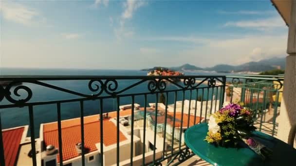 Ramo de bodas con flores de primavera en la mesa en la terraza con vistas al mar de Montenegro, Budva — Vídeos de Stock