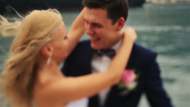 Bruidspaar zacht kussen op het jacht close-up — Stockvideo