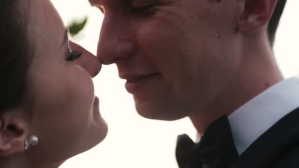 Όμορφη νύφη και γαμπρός φιλάει τρυφερά κοντινό. Παρίσι, την ημέρα του γάμου — Αρχείο Βίντεο